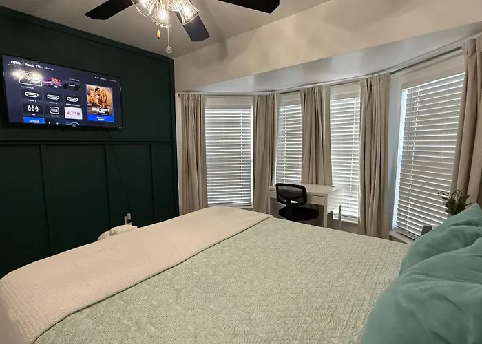 Charming Room1 In Cozy Jax House